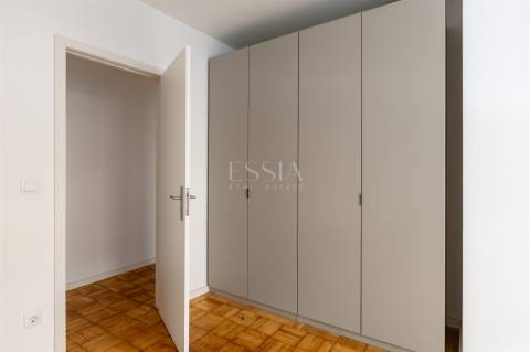 Apartamento T4 com Garagem no Campo 24 de Agosto