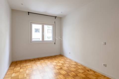 Apartamento T4 com Garagem no Campo 24 de Agosto