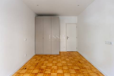 Apartamento T4 com Garagem no Campo 24 de Agosto