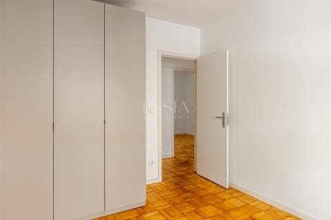 Apartamento T4 com Garagem no Campo 24 de Agosto