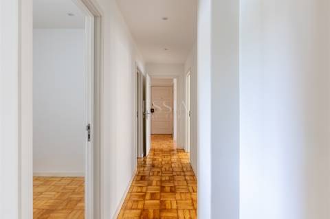 Apartamento T4 com Garagem no Campo 24 de Agosto