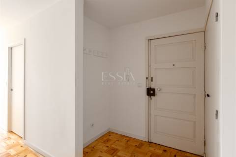 Apartamento T4 com Garagem no Campo 24 de Agosto