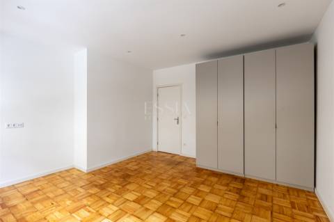 Apartamento T4 com Garagem no Campo 24 de Agosto