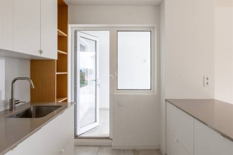 Apartamento T4 com Garagem no Campo 24 de Agosto