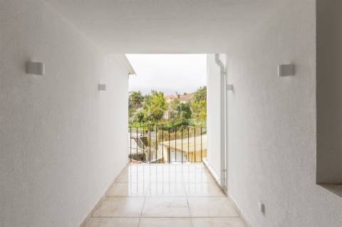 Apartamento T4 com Garagem no Campo 24 de Agosto