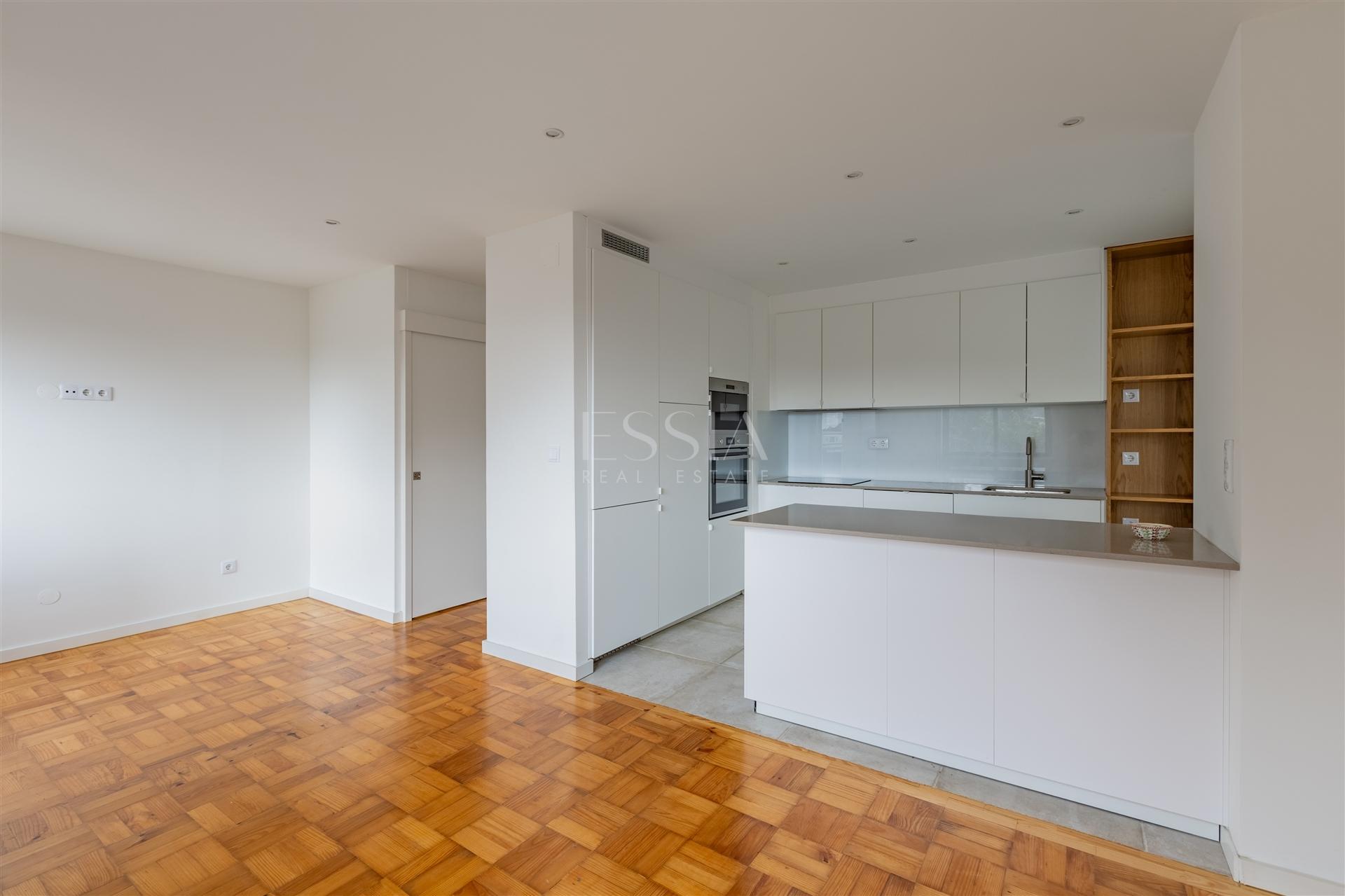 Apartamento T4 com Garagem no Campo 24 de Agosto