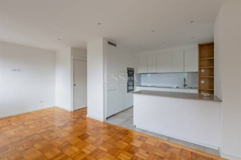 Apartamento T4 com Garagem no Campo 24 de Agosto