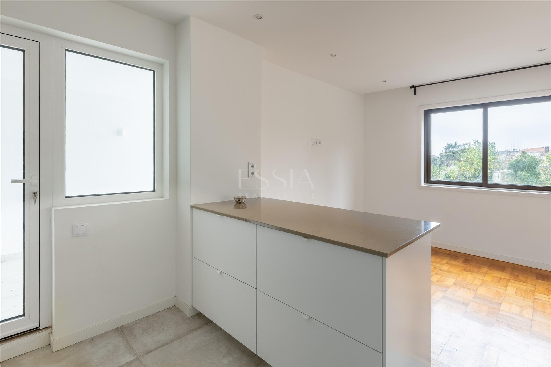 Apartamento T4 com Garagem no Campo 24 de Agosto