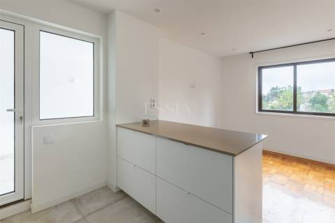 Apartamento T4 com Garagem no Campo 24 de Agosto