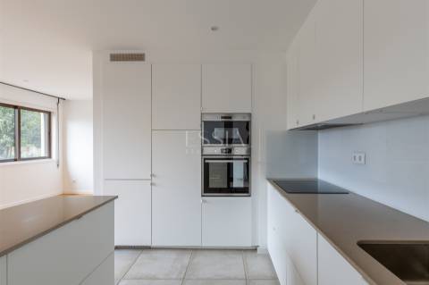 Apartamento T4 com Garagem no Campo 24 de Agosto