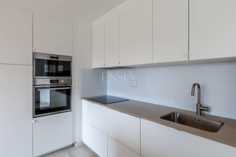 Apartamento T4 com Garagem no Campo 24 de Agosto