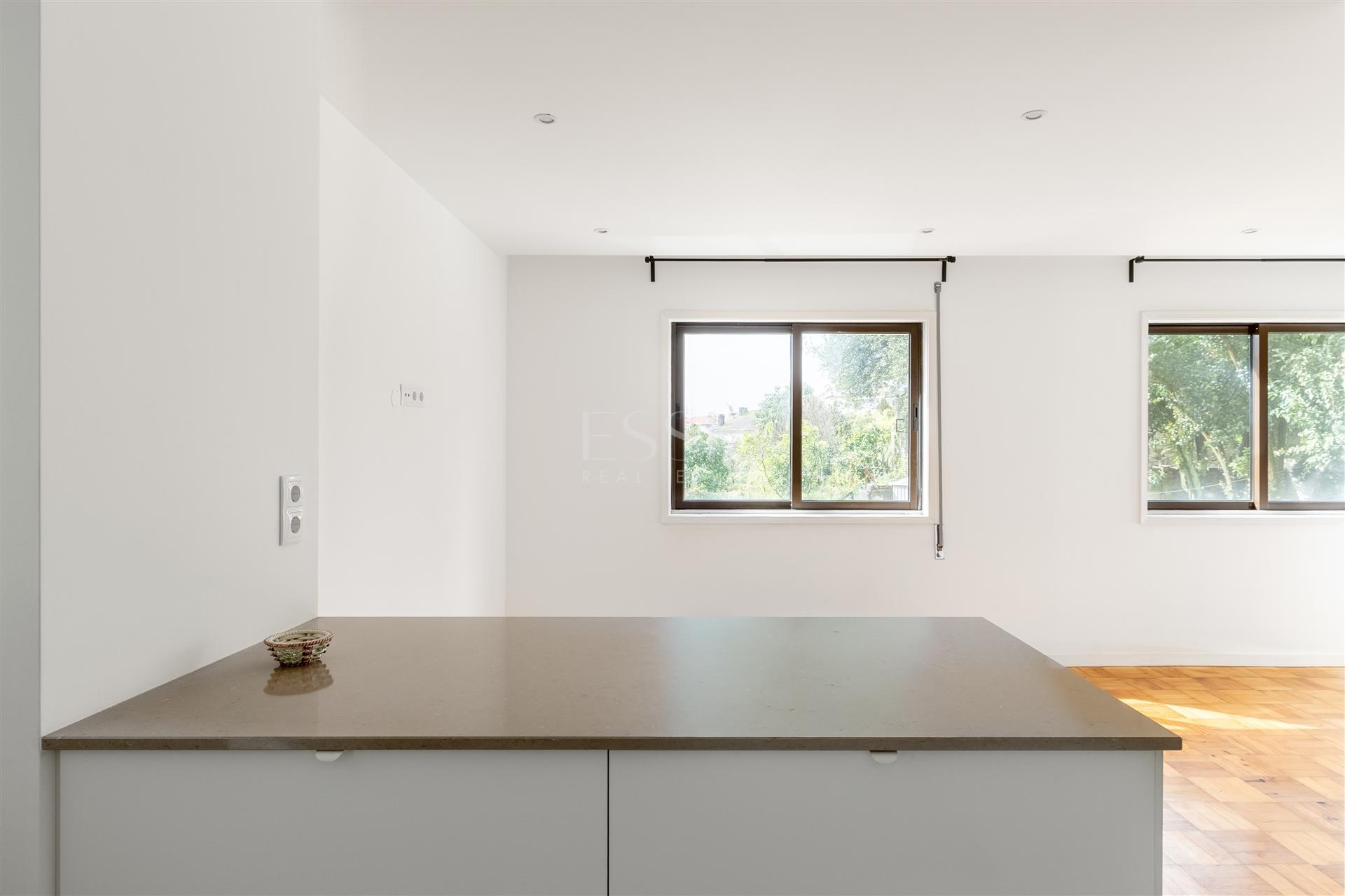 Apartamento T4 com Garagem no Campo 24 de Agosto