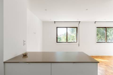 Apartamento T4 com Garagem no Campo 24 de Agosto