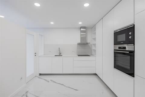 Apartamento T3 Renovado com Varandas na Avenida da Boavista