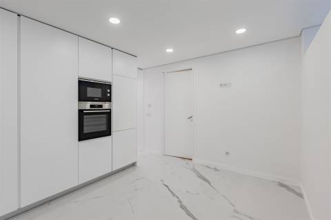 Apartamento T3 Renovado com Varandas na Avenida da Boavista