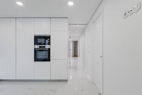 Apartamento T3 Renovado com Varandas na Avenida da Boavista