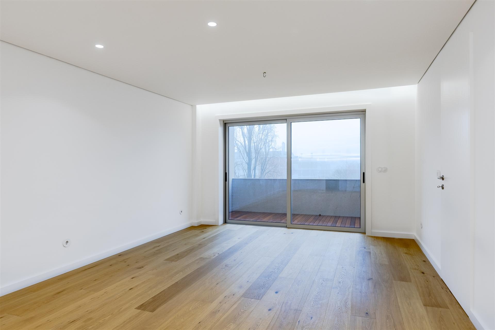 Apartamento T3 Renovado com Varandas na Avenida da Boavista