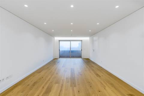 Apartamento T3 Renovado com Varandas na Avenida da Boavista