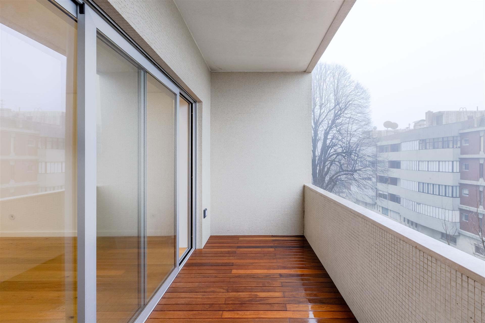 Apartamento T3 Renovado com Varandas na Avenida da Boavista