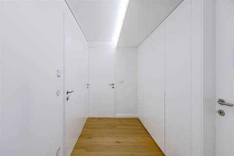 Apartamento T3 Renovado com Varandas na Avenida da Boavista