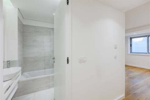 Apartamento T3 Renovado com Varandas na Avenida da Boavista