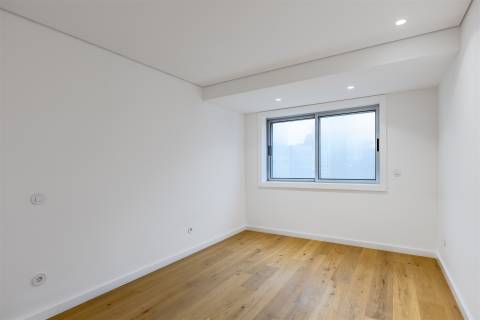 Apartamento T3 Renovado com Varandas na Avenida da Boavista