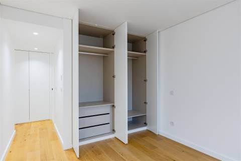 Apartamento T3 Renovado com Varandas na Avenida da Boavista