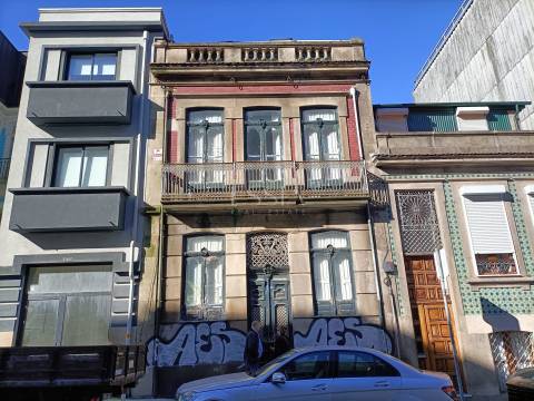 Prédio para reconstrução na Praça da República, Porto