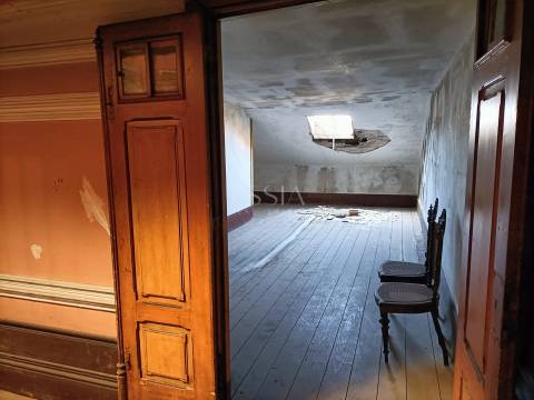 Prédio para reconstrução na Praça da República, Porto