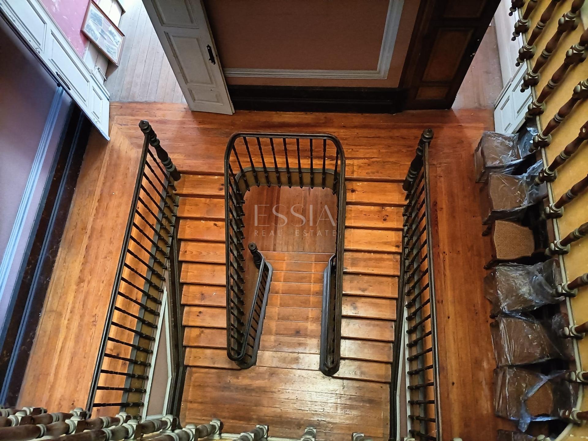 Prédio para reconstrução na Praça da República, Porto