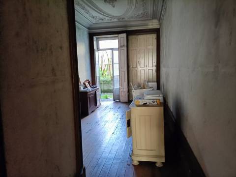 Prédio para reconstrução na Praça da República, Porto