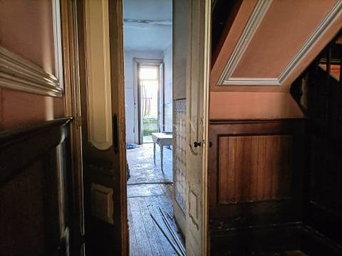 Prédio para reconstrução na Praça da República, Porto