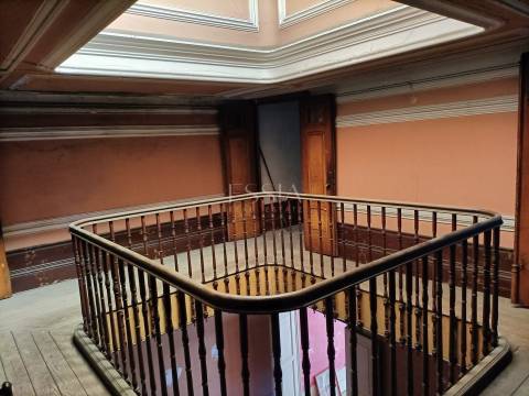 Prédio para reconstrução na Praça da República, Porto