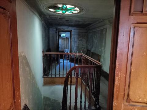 Prédio para reconstrução na Praça da República, Porto