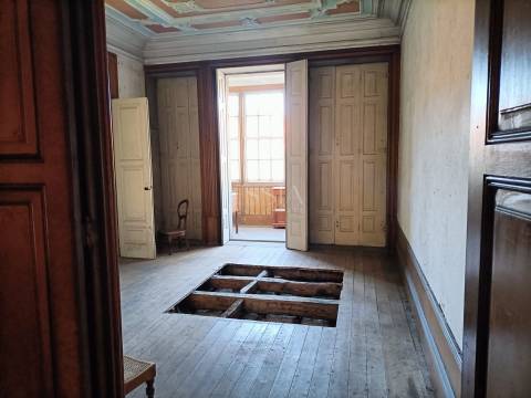 Prédio para reconstrução na Praça da República, Porto