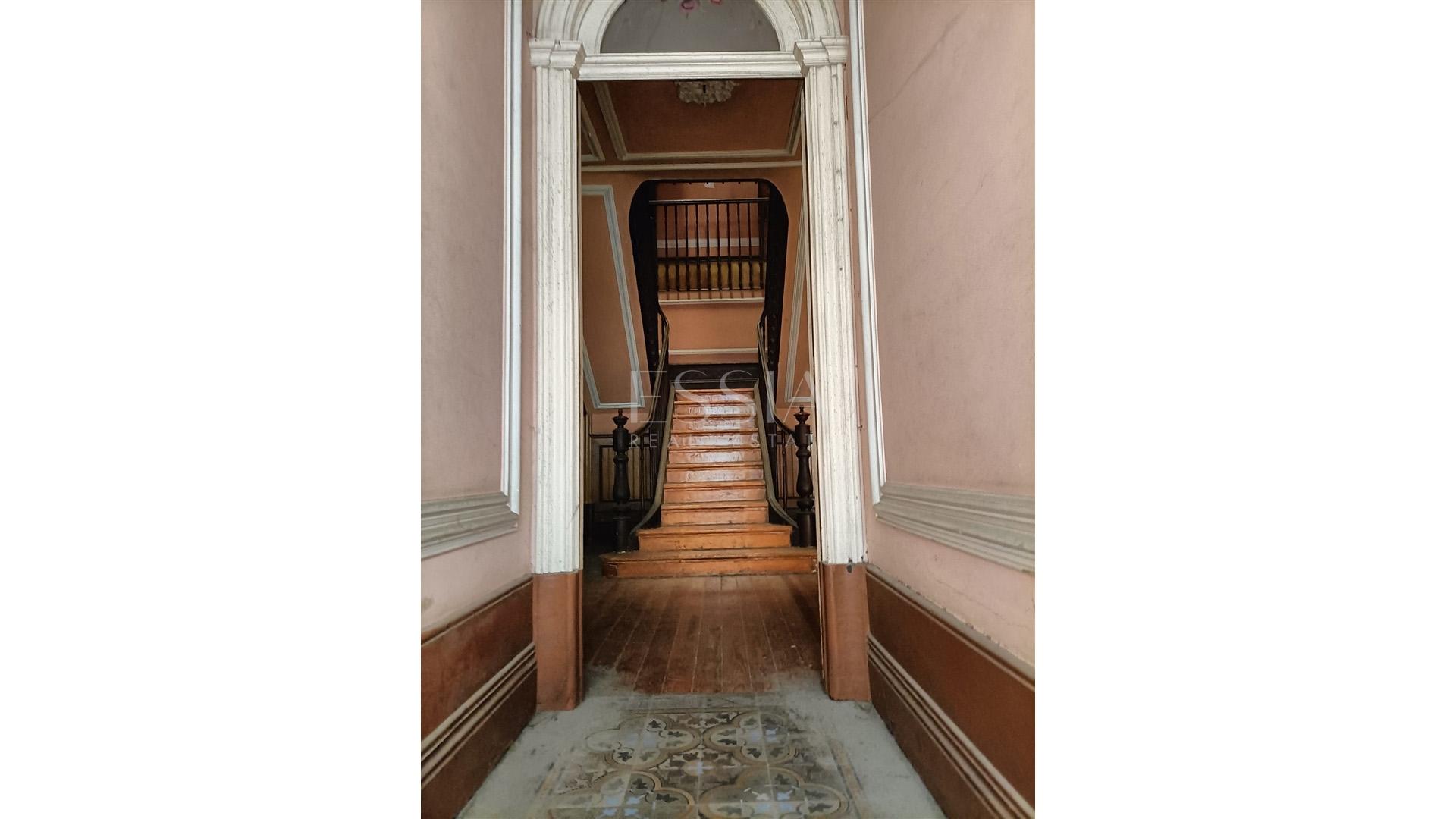 Prédio para reconstrução na Praça da República, Porto