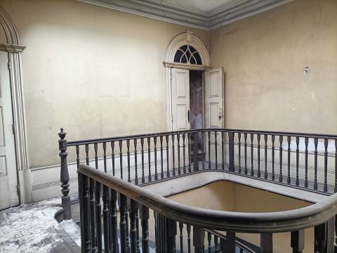 Prédio para Reconstrução na Praça da República, Porto