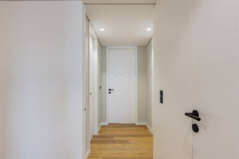 Apartamento T3 com Varanda e Vista Rio em Lordelo
