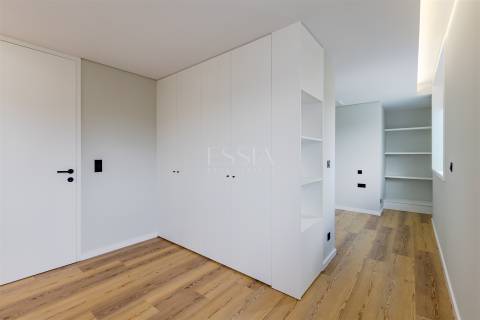 Apartamento T3 com Varanda e Vista Rio em Lordelo