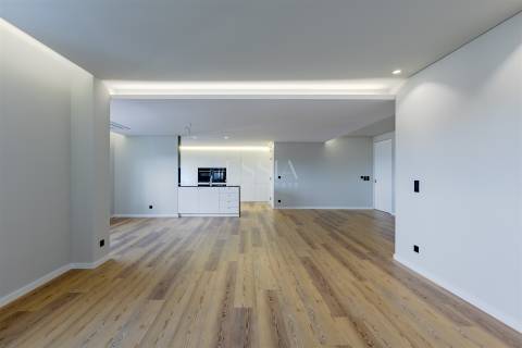 Apartamento T3 com Varanda e Vista Rio em Lordelo