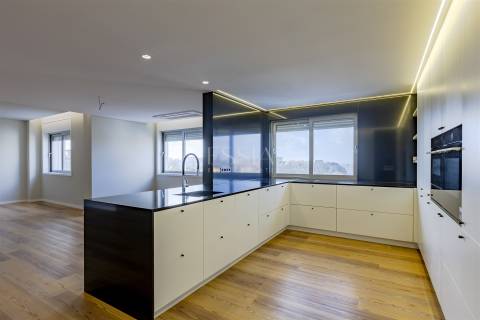 Apartamento T3 com Varanda e Vista Rio em Lordelo