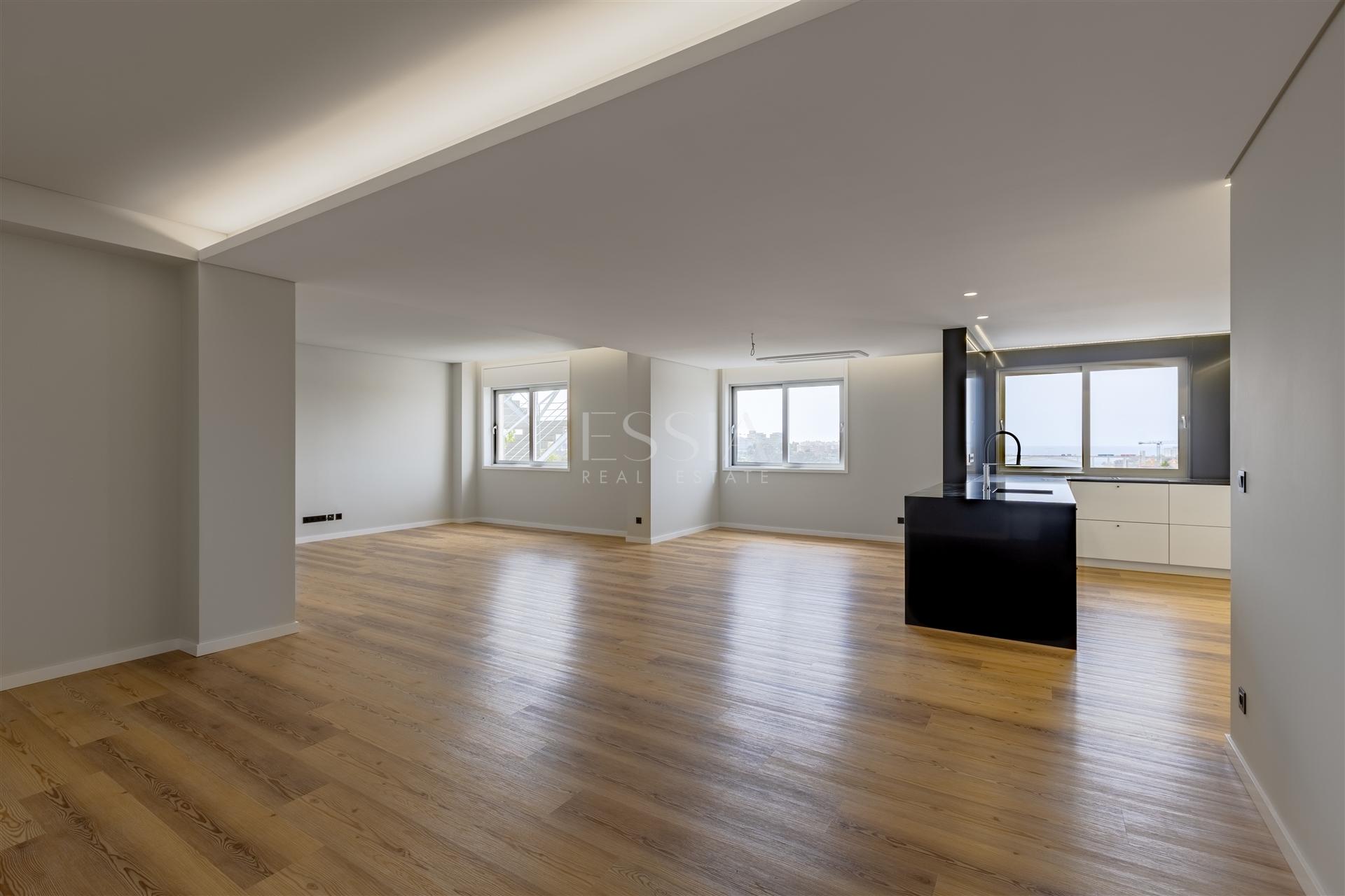 Apartamento T3 com Varanda e Vista Rio em Lordelo
