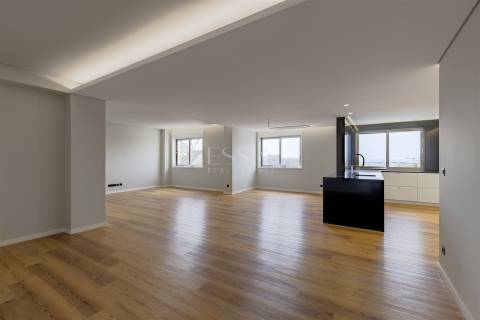 Apartamento T3 com Varanda e Vista Rio em Lordelo