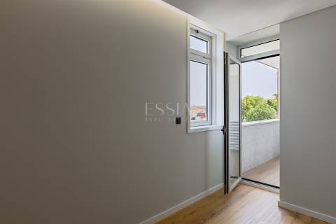 Apartamento T3 com Varanda e Vista Rio em Lordelo