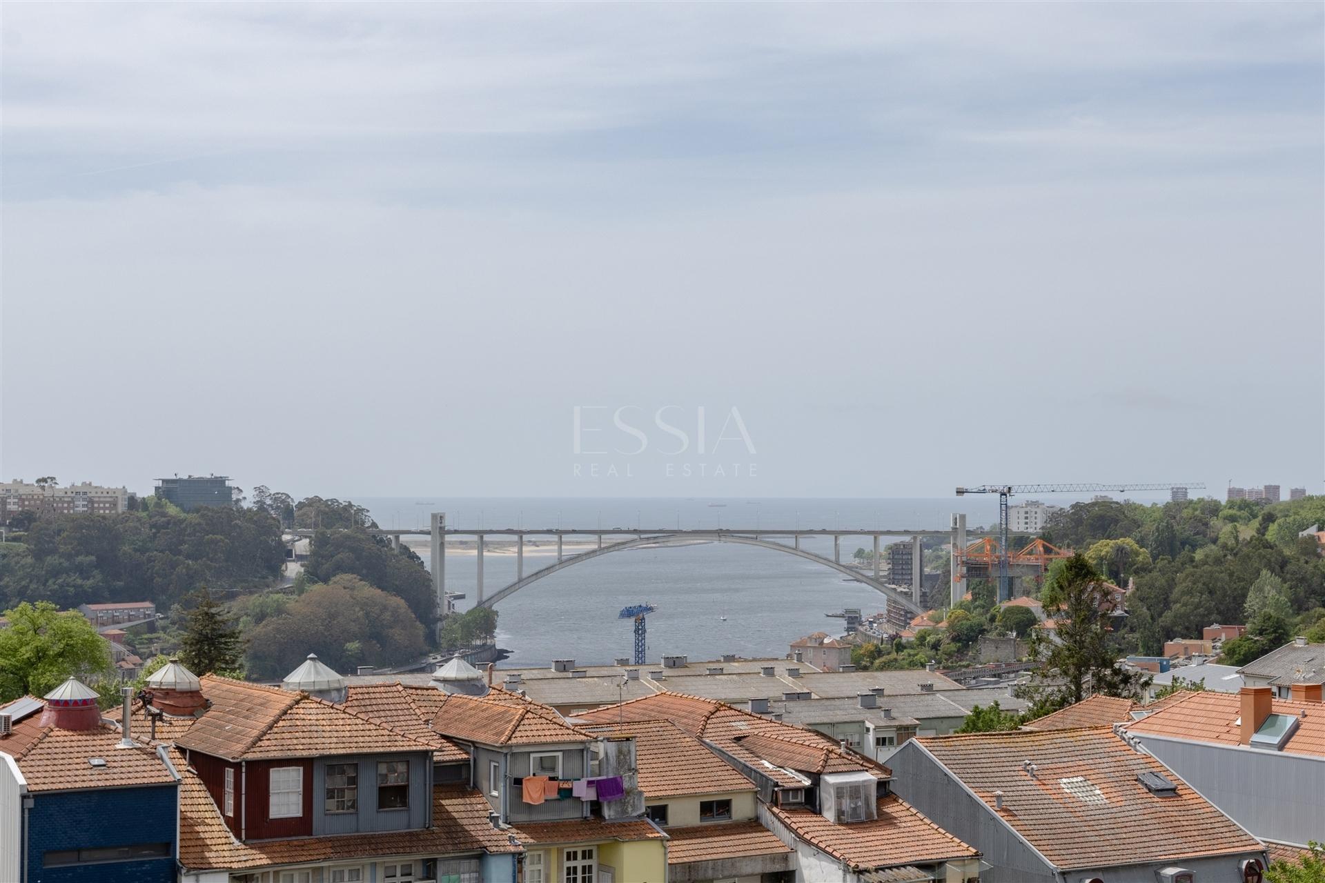 Apartamento T3 com Varanda e Vista Rio em Lordelo