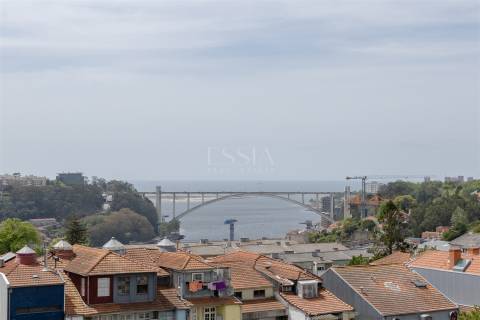 Apartamento T3 com Varanda e Vista Rio em Lordelo