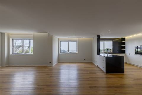 Apartamento T3 com Varanda e Vista Rio em Lordelo