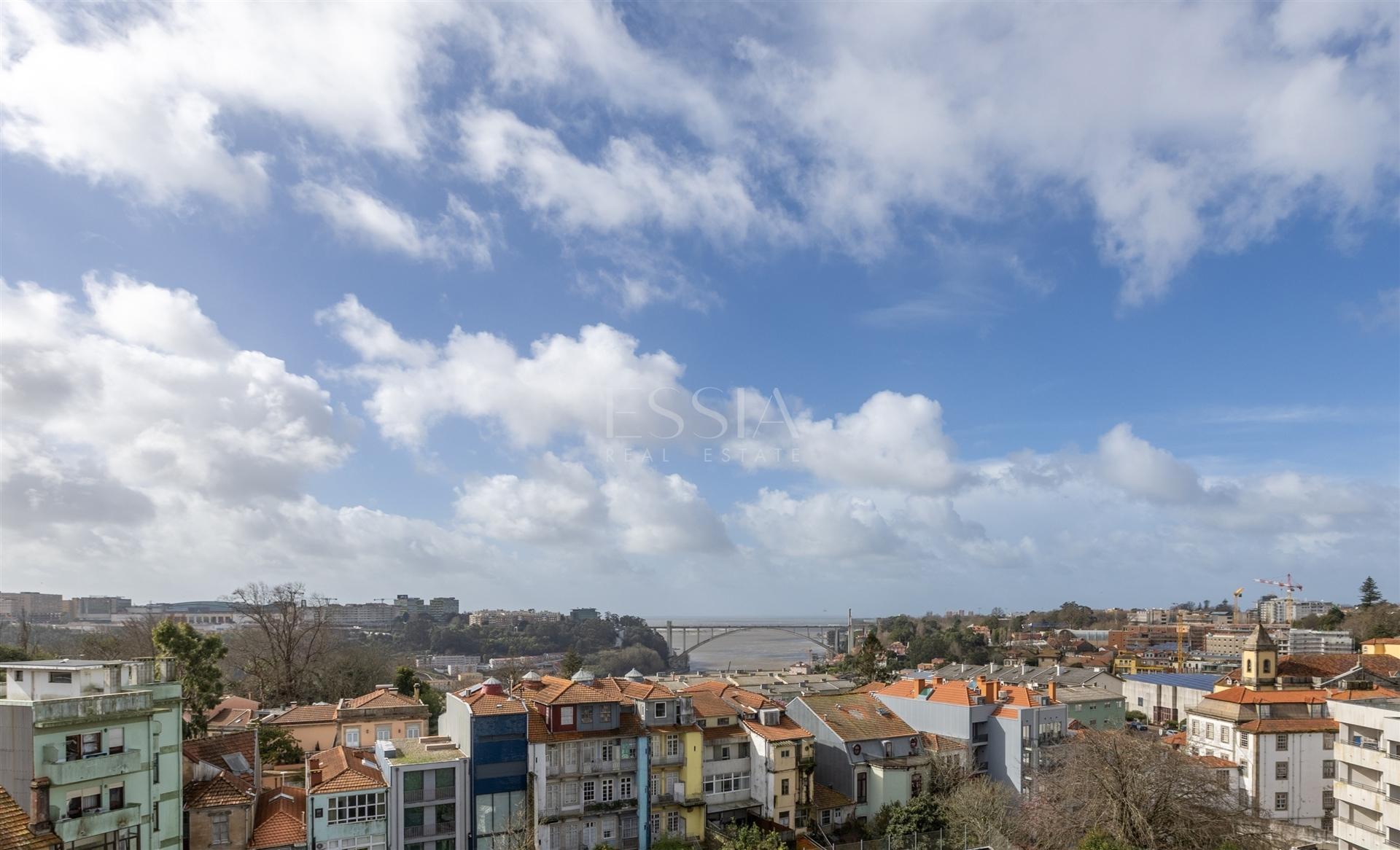 Apartamento T3 com Varanda e Vista Rio em Lordelo