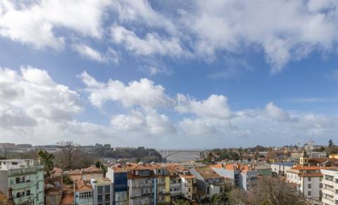 Apartamento T3 com Varanda e Vista Rio em Lordelo