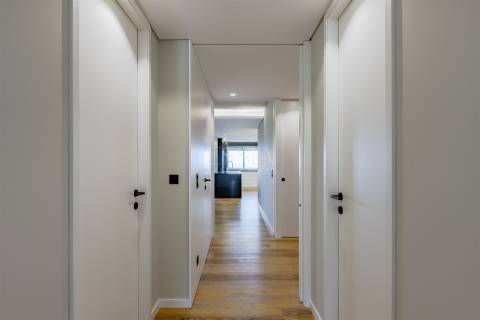 Apartamento T3 com Varanda e Vista Rio em Lordelo